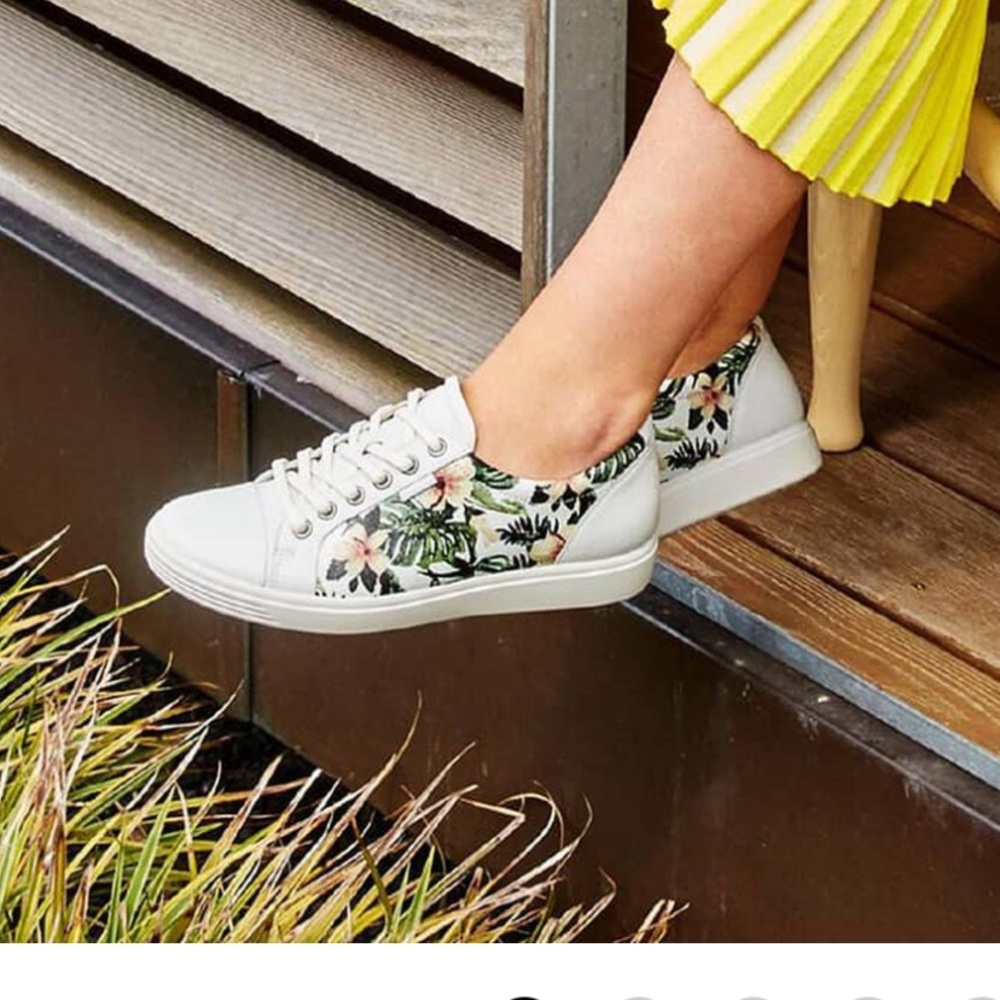 Ecco Soft 7 floral sneaker. Size 40